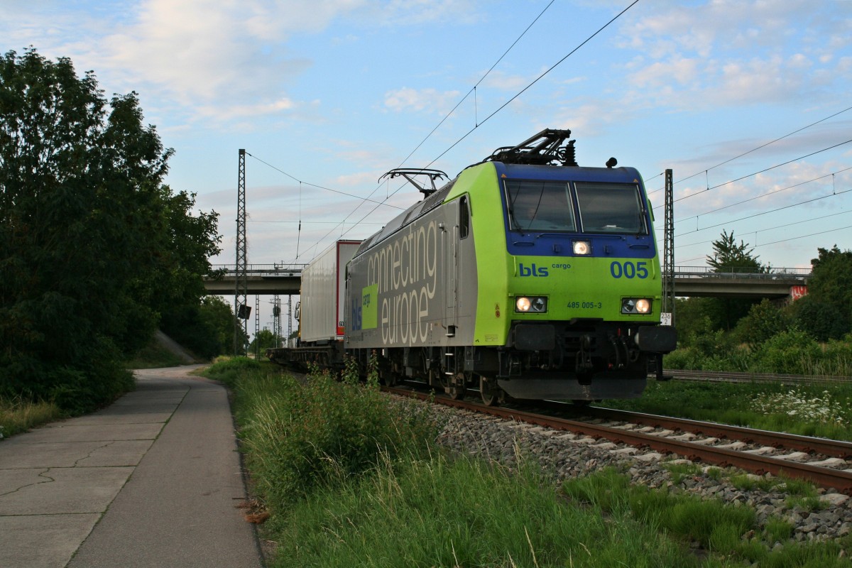 485 005-3 mit dem DGS 43625 von Freiburg (Breisgau) Hbf nach Novara in Italien am Abend des 09.08.13 bei der Einfahrt in Mllheim (Baden) auf Gleis 13.