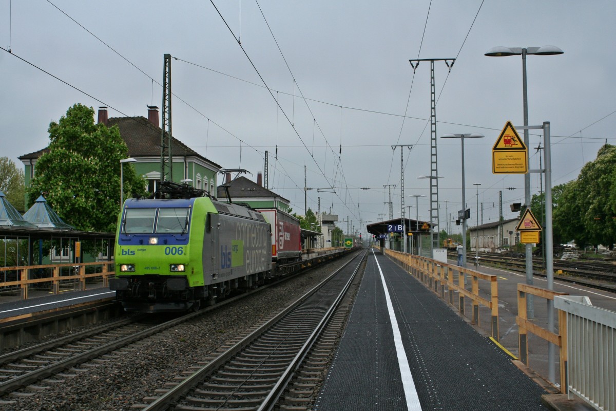 485 006-1 mit der RoLa (DGS) 43600 von Novara nach Freiburg (Breisgau) Gbf am Vormittag des 18.04.14 im Bahnhof Mllheim (Baden).
Gre an die Lokfhrerin!