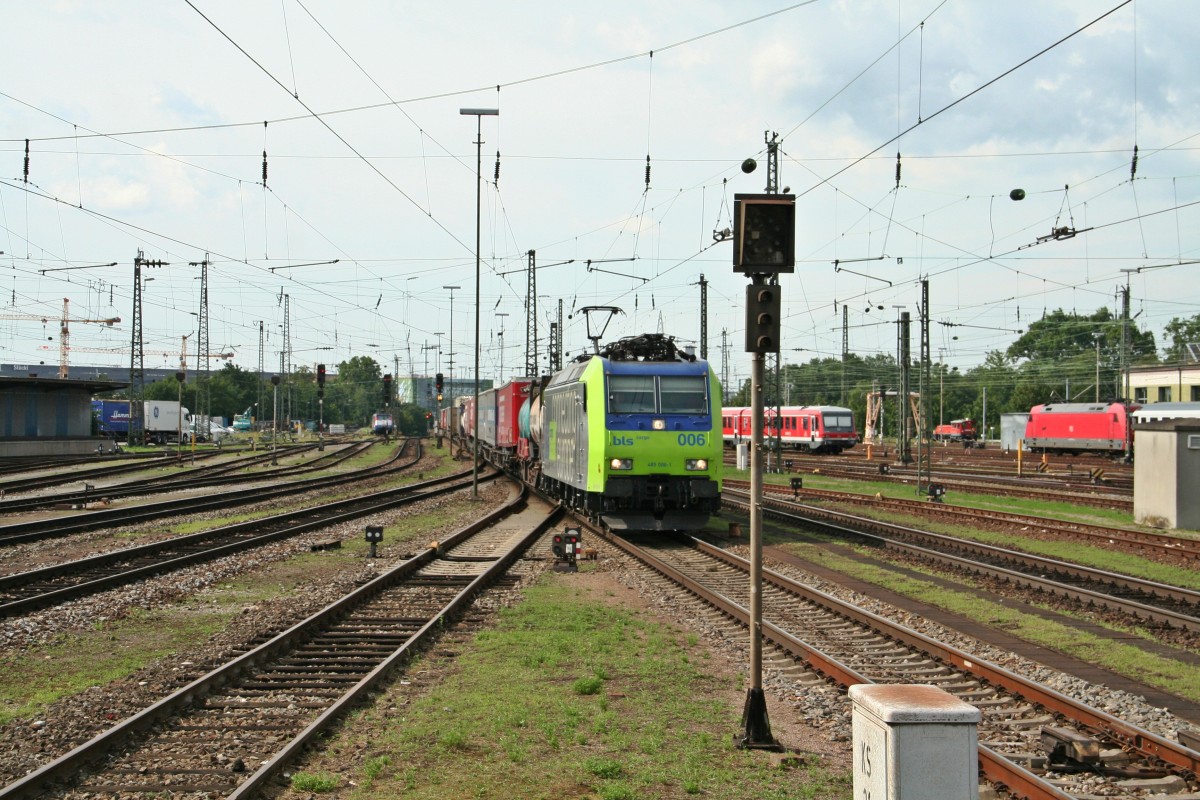485 006-1 mit der RoLa (DGS) 43617 von Freiburg (Breisgau) Gbf nach Novara am Nachmittag des 23.07.14 in Basel Bad. Bf.