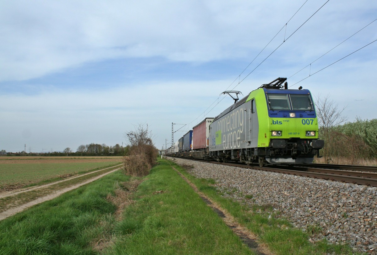 485 007-9 mit der RoLa (DGS) 43627 von Freiburg (Breisgau) Gbf nach Novara am Nachmittag des 02.04.14 s�dlich von Buggingen.