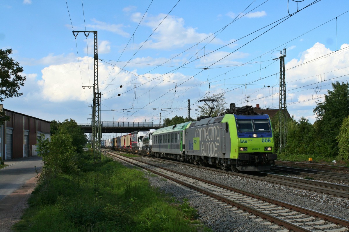 485 008-7 mit der RoLa 436__ von Freiburg (Breisgau) Gbf nach Novara am Nachmittag des 14.05.14 in Mllheim (Baden).