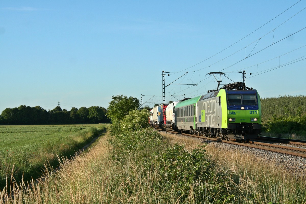 485 011-1 mit der RoLa (DGS) 43633 von Freiburg (Breisgau) Gbf nach Novara am Abend des 05.06.14 s�dlich von Buggingen.
Viele Gr��e an die Lokf�hrerin!