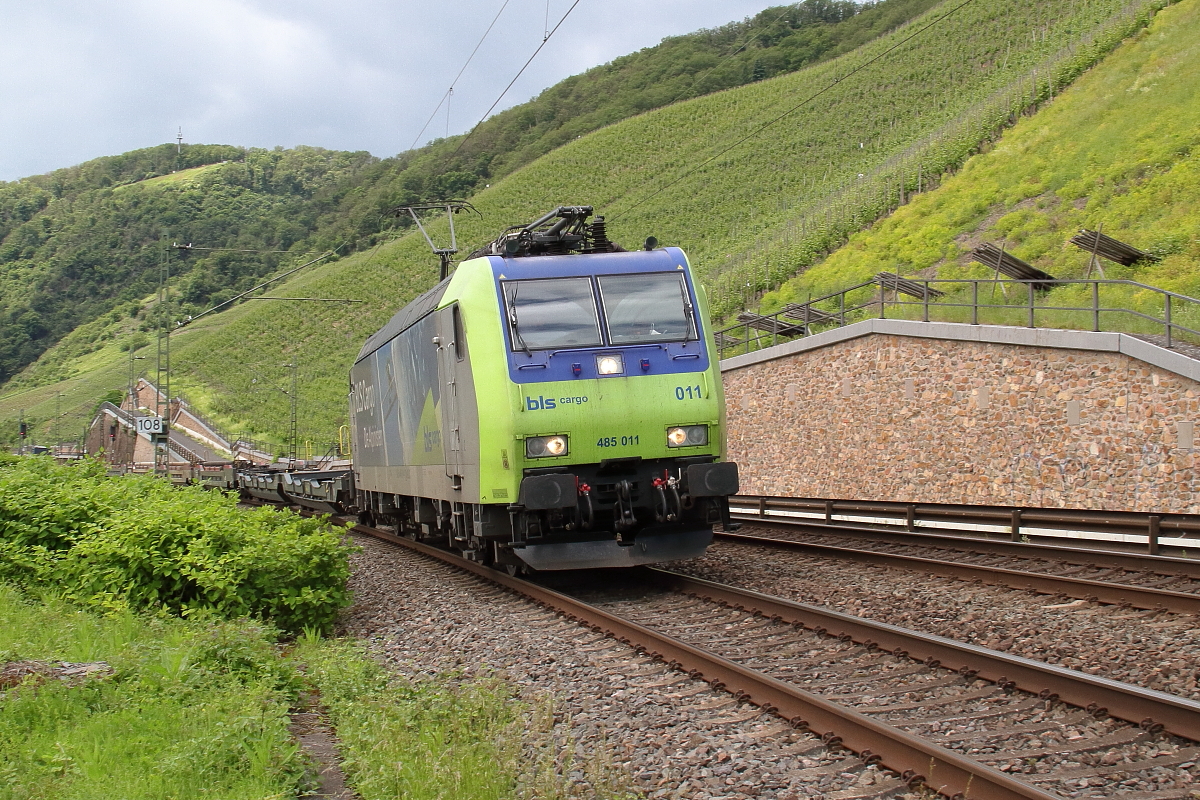 485 011 mit beinahe leerem Containerzug am 25.05.2024 in Bingen