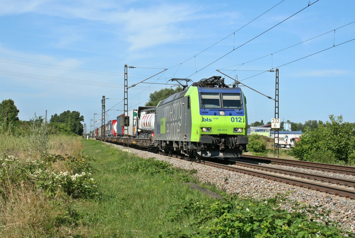 485 012-9 mit der RoLa 43637 (DGS 43637) von Freiburg im Breisgau nach Novara am Nachmittag des 04.08.13 in Buggingen.