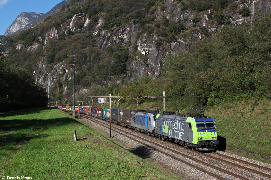 485 013 + 186 102 mit KLV Zug am 17.10.2014 bei Claro.