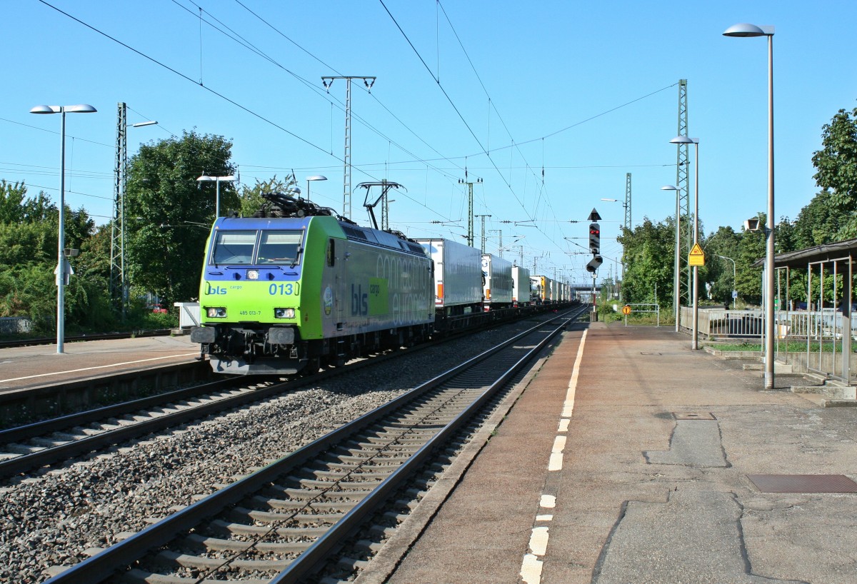 485 013-7 mit der RoLa 43619 von Freiburg im Breisgau Gbf nach Norvara (Italien) am Abend des 15.08.13 in M�llheim (Baden).