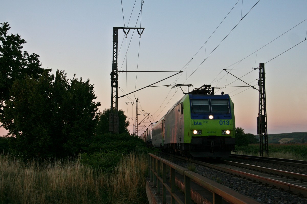 485 013-7 mit der RoLa (DGS) 43639 von Freiburg (Breisgau) Gbf nach Novara am Abend des 16.07.14 in M�llheim (Baden).

Viele Gr��e an den Lokf�hrer!