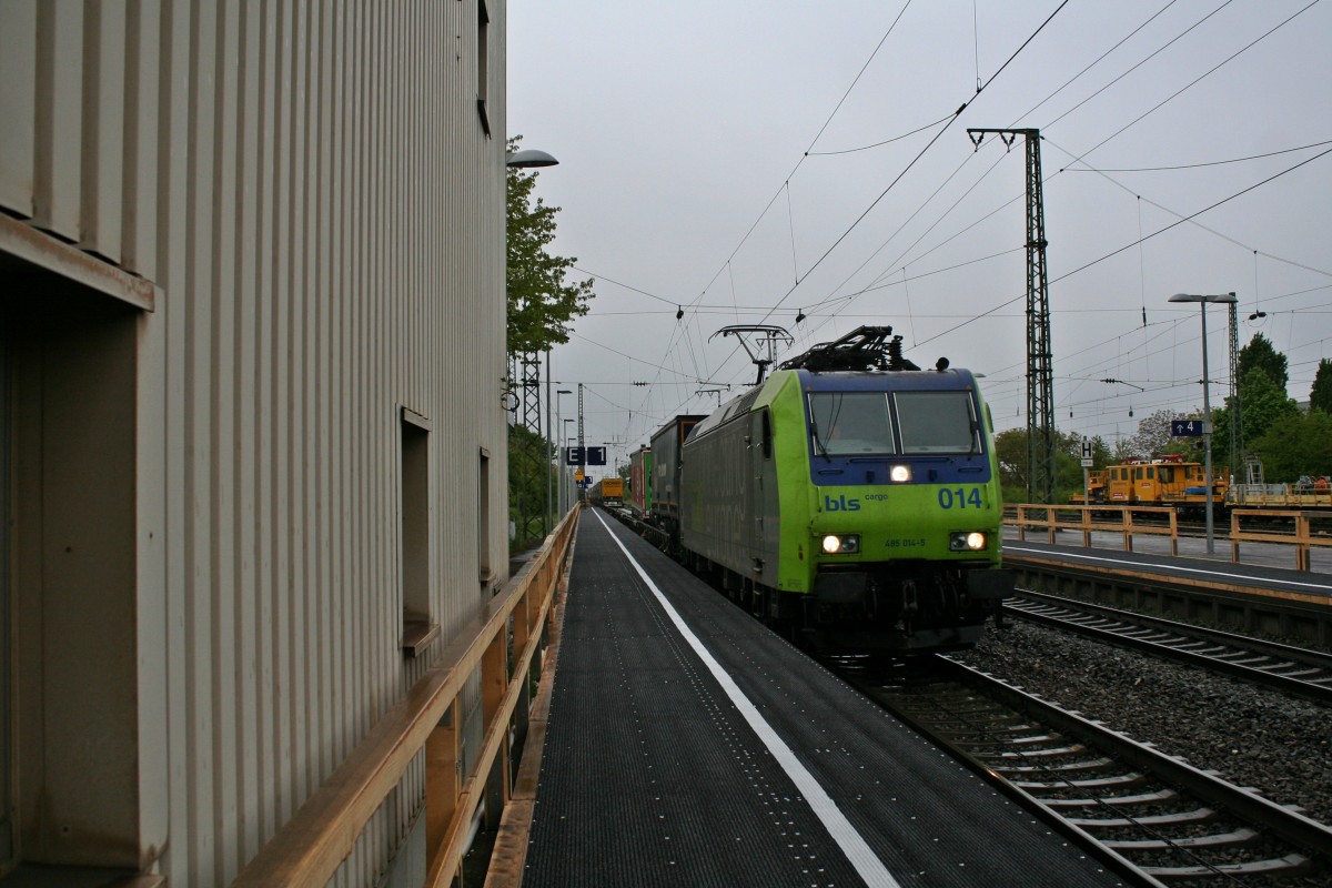 485 014-5 mit der gut eine halbe Stunde verspteten RoLa (DGS) 43640 von Novara nach Freiburg (Breisgau) Gbf am Morgen des 18.04.14 im Bahnhof Mllheim (Baden).
