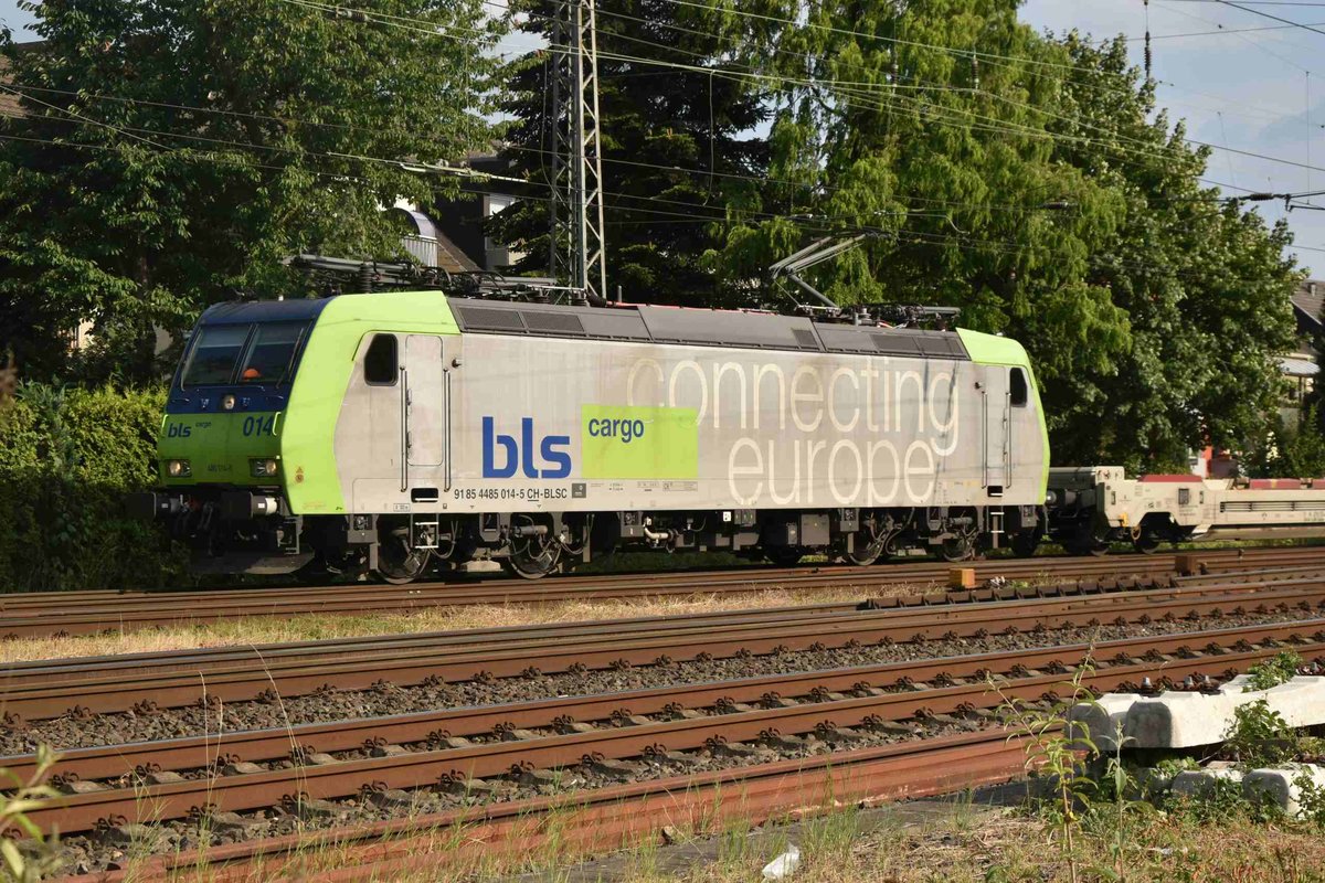 485 014 BLSC in Rheydt am 12.7.2018 mit einem Cargobeamer.