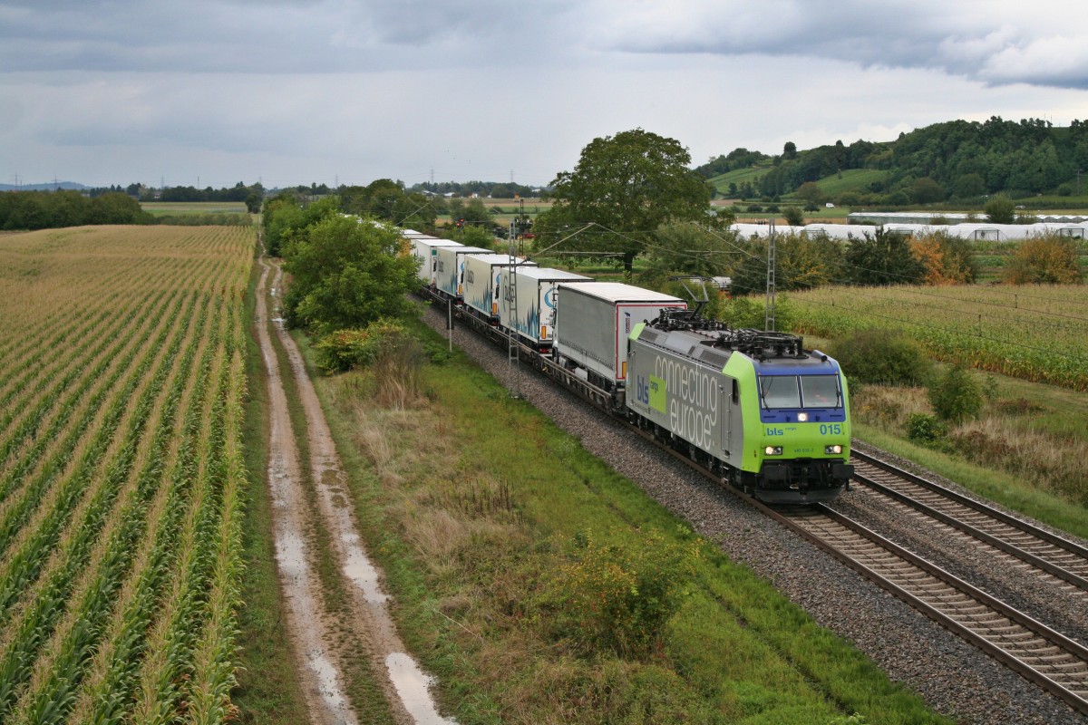 485 015-2 mit der RoLa (DGS) 43615 von Freiburg (i. Breisgau) Gbf nach Novara (Italien) am Nachmittag des 12.09.13 n�rdlich des Weinortes H�gelheim.