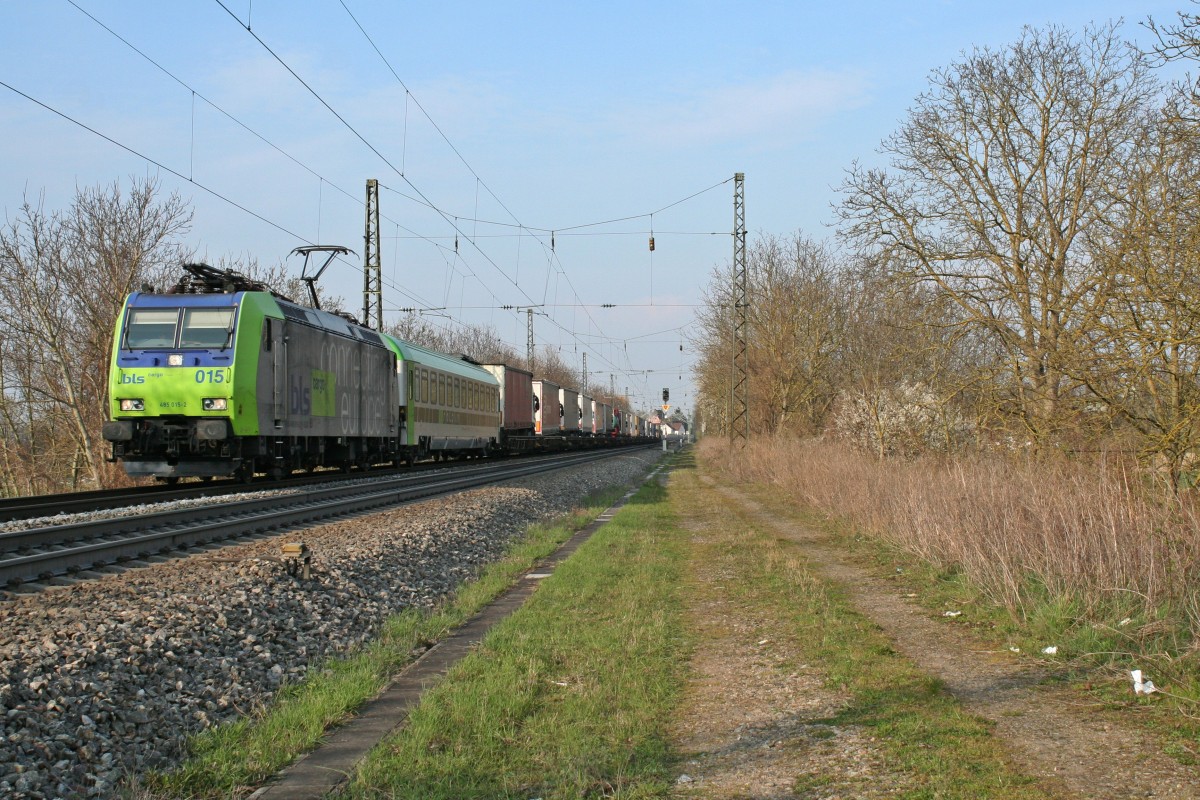 485 015-2 mit der RoLa (DGS) 43627 von Freiburg (Breisgau) Gbf nach Novara am spten Nachmittag des 27.03.14 im Bahnhof Heitersheim.