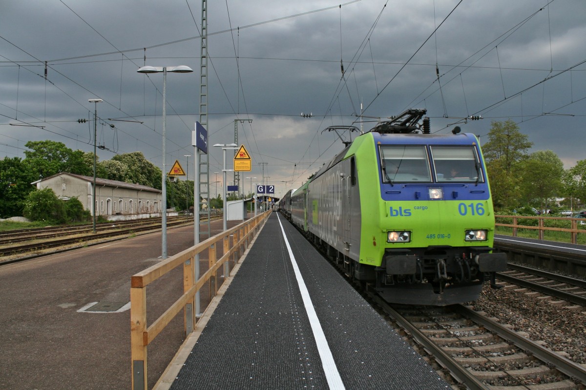 485 016-0 mit der stark verspteten RoLa 43627 von Freiburg (Breisgau) Hbf nach Novara am Nachmittag des 25.04.14 in Mllheim (Baden).