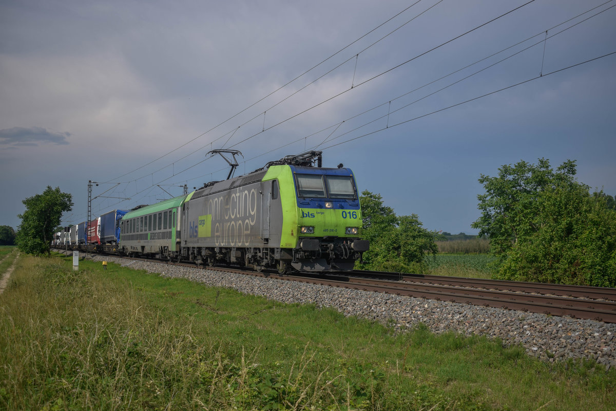 485 016 bringt am Abend des 05.06.18 eine RoLa nach Novara, hier kurz hinter Buggingen.