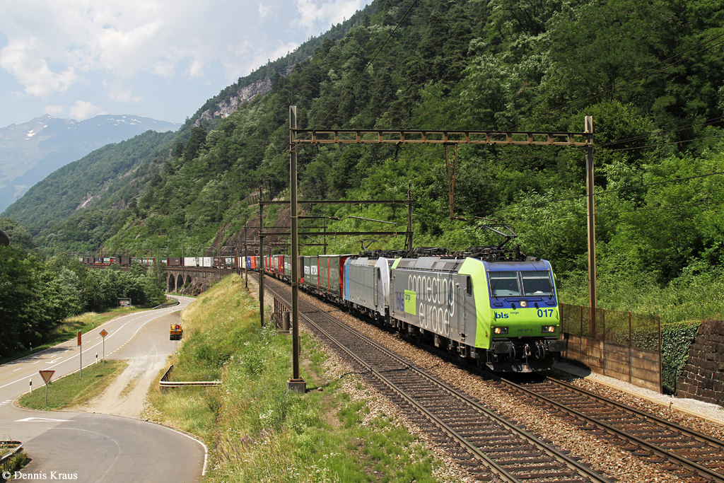 485 017 + 186 251 mit KLV Zug am 02.07.2015 bei Lavorgo.