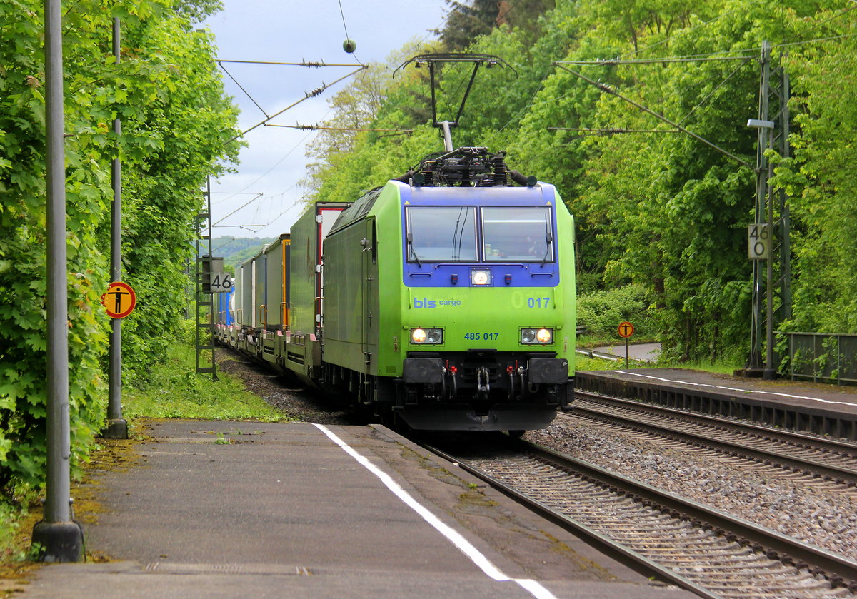 485 017-8 von BLS kommt mit dem Cargobeamer-KLV-Zug aus Domodossola(CH) nach Kaldenkirchen(D) und kommt aus Richtung Koblenz und fährt durch Rolandseck in Richtung Bonn,Köln. 
Aufgenommen vom Bahnsteig in Rolandseck. 
Am Nachmittag vom 9.5.2019. 