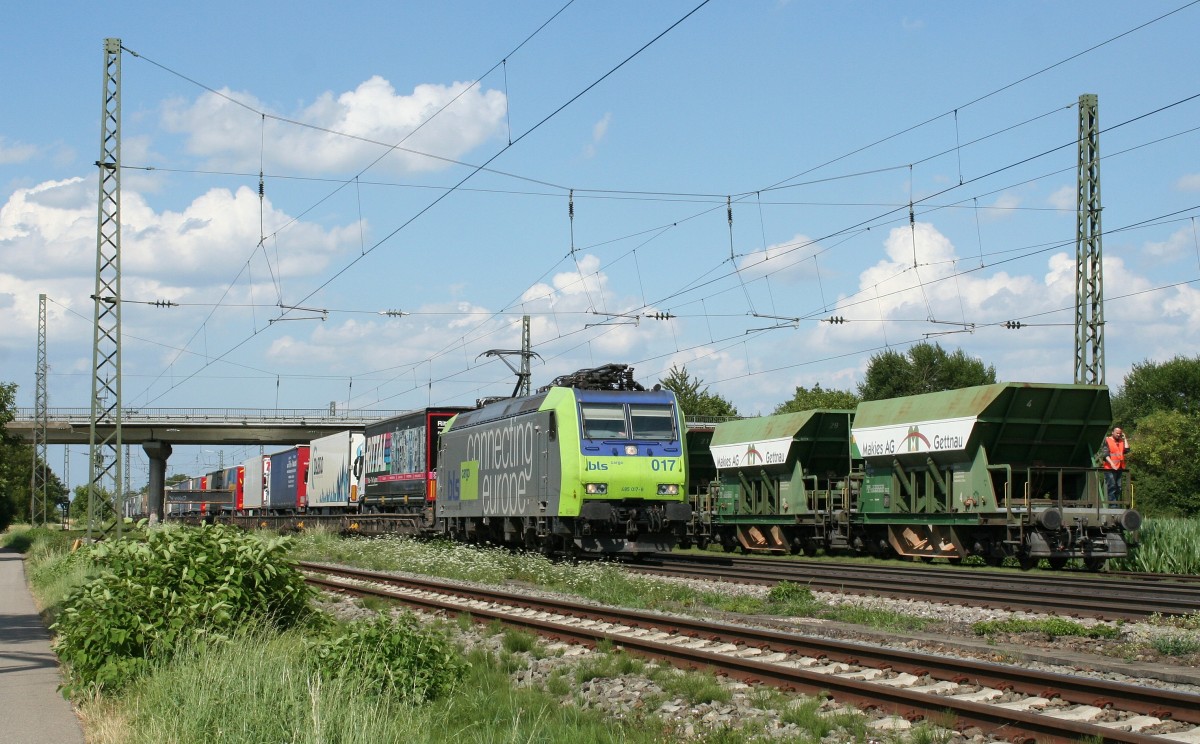 485 017-8 mit dem DGS 43615 von Freiburg (Breisgau) Gbf nach Novara in Italien am Nachmittag des 25.07.13 in Mllheim (Baden).