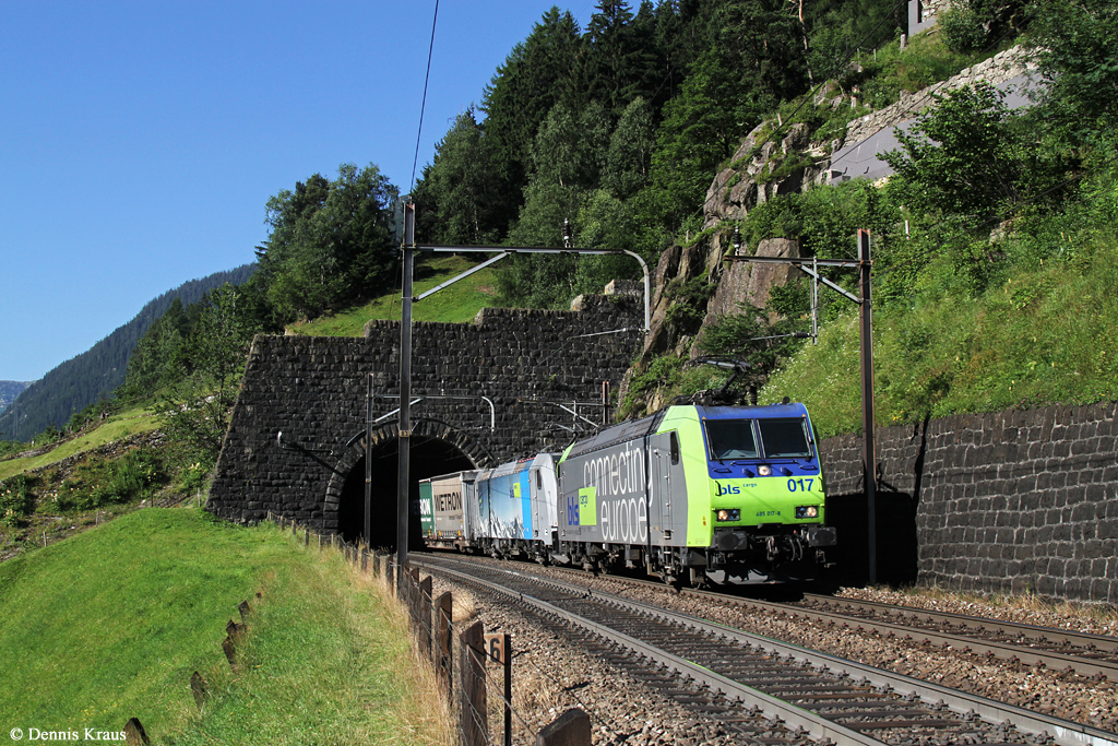 485 017 mit KLV Zug am 01.07.2015 bei Wassen.