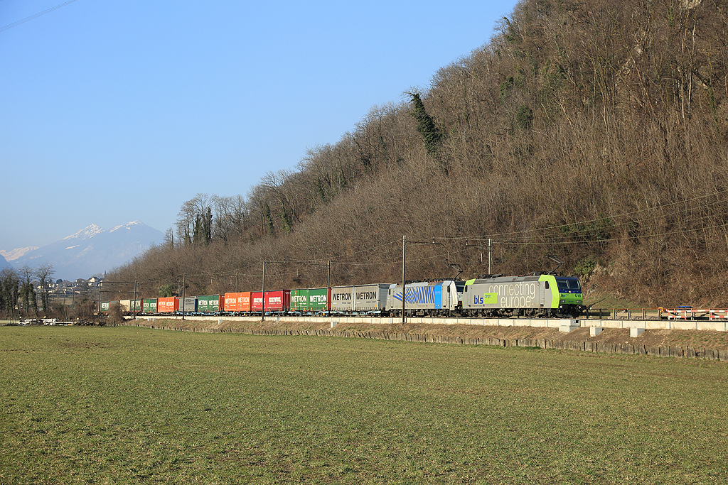 485 018 & 186 102 pass Castione whilst hauling a southbound BLS intermodal train, 20 February 2015