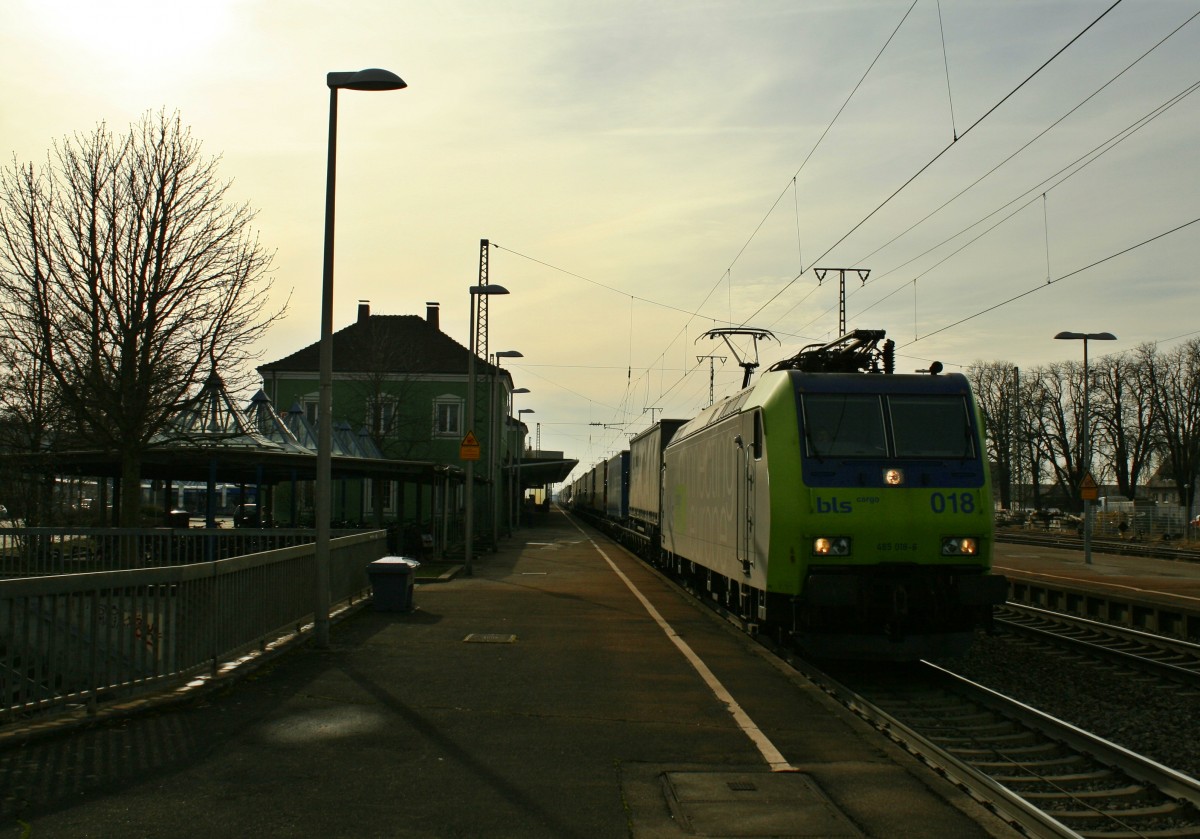 485 018-6 brachte am 25.01.14 den leicht verspteten 43608 aus Novara nach Freiburg (Breisgau) Gbf. Hier konnte der Zug auf der letzten Etappe in Mllheim (Baden) fotografiert werden.