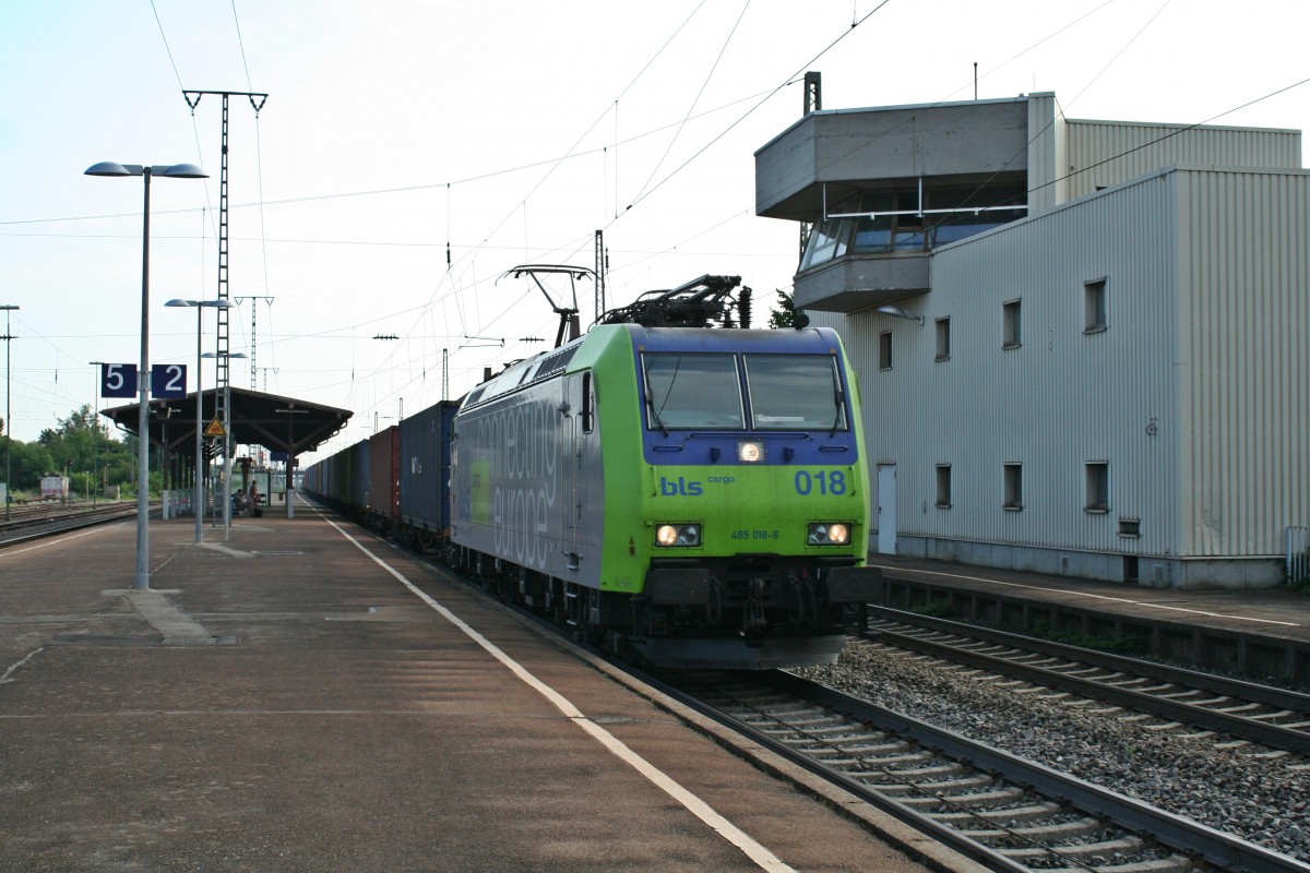 485 018-6 mit dem planmig bespannten Containerzug Richtung Schweiz am Morgen des 25.07.13 in Mllheim (Baden).