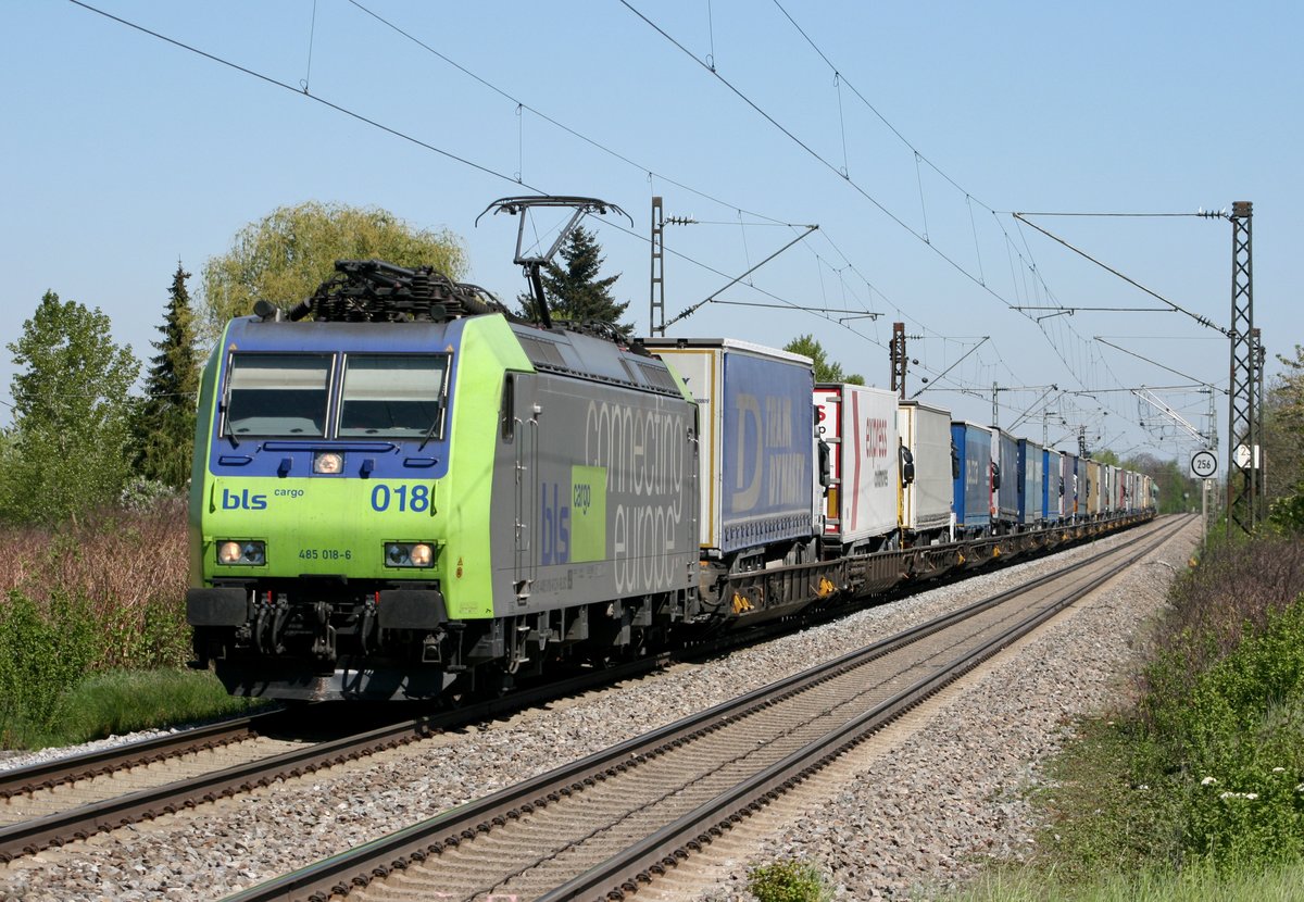 485 018 mit DGS 43615 (Freiburg Gbf–Novara) am 24.04.2015 in Buggingen, aufgenommen vom nrdlichen Bahnsteigende