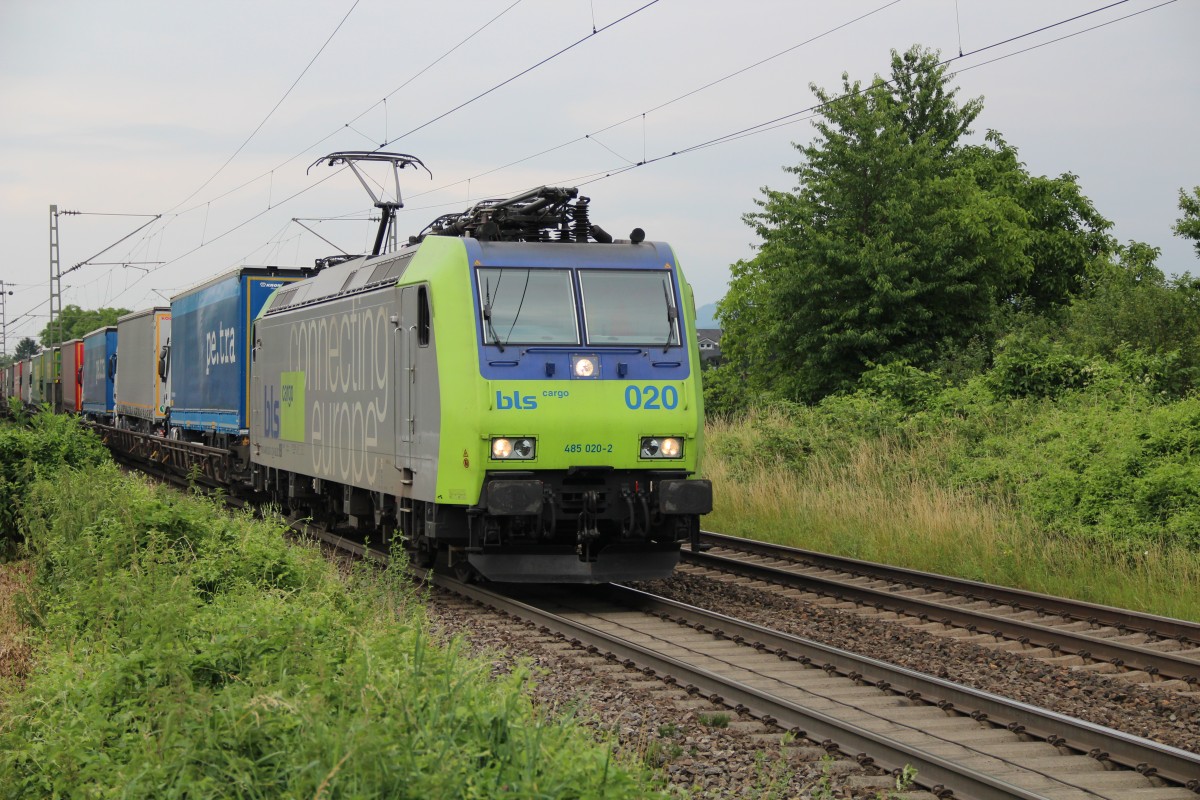 485 020-2 zieht ihre Rola nach Italien am 16.06.2015 aus Bad Krozingen.