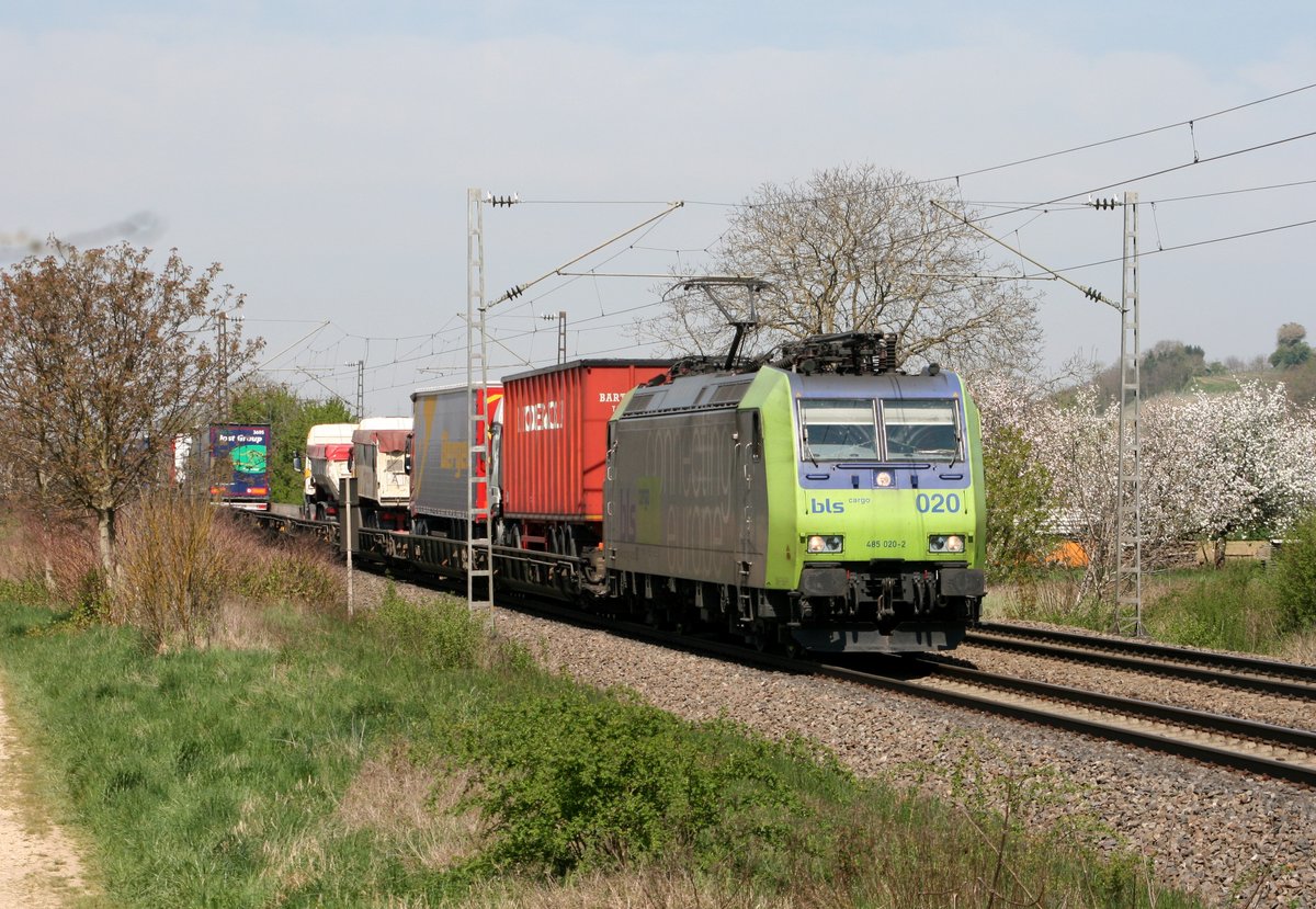 485 020 mit DGS 43621 (Freiburg Gbf–Novara) am 22.04.2015 zwischen Buggingen und Mllheim (Baden)