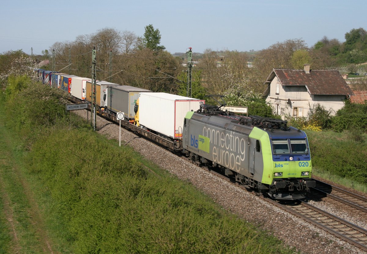 485 020 mit DGS 43625 (Rollende Landstrae, Freiburg Gbf–Novara) am 21.04.2015 zwischen Mllheim (Baden) und Auggen