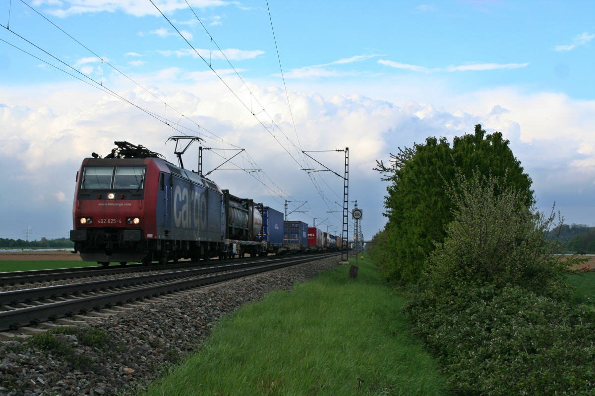 485 025-4 mit einem KLV-Zug in Richtung Italien am Abend des 18.01.14 nrdlich von Mllheim (Baden).