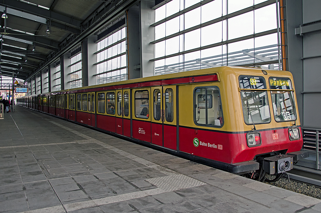 485 031-9, ex Fahrzeugnummer: 270 061-5, Lokomotivbau - Elektrotechnische Werke Hennigsdorf GmbH 20611, Baujahr 1990, Eigentümer: S-Bahn Berlin, Erst-Bw Berlin-Grünau, 02.01.2014, Berlin Ostkreuz  