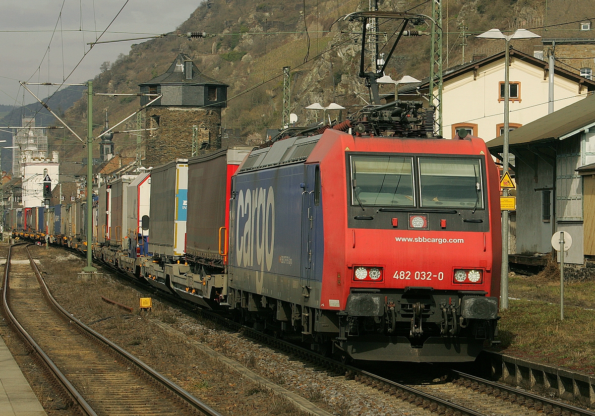 485 032 der SBB Cargo durchfährt den Bahnhof Kaub am 12.03.2022