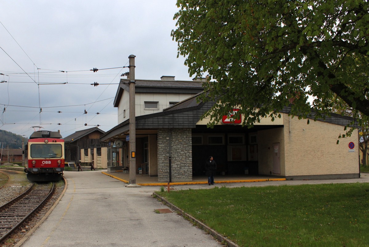 4855 001 bei der Wende im Bahnhof Kammer-Schörfling (Kms) von Zug 3268 auf 3269 aus/nach Attnang-Puchheim (At); am 18.04.2014