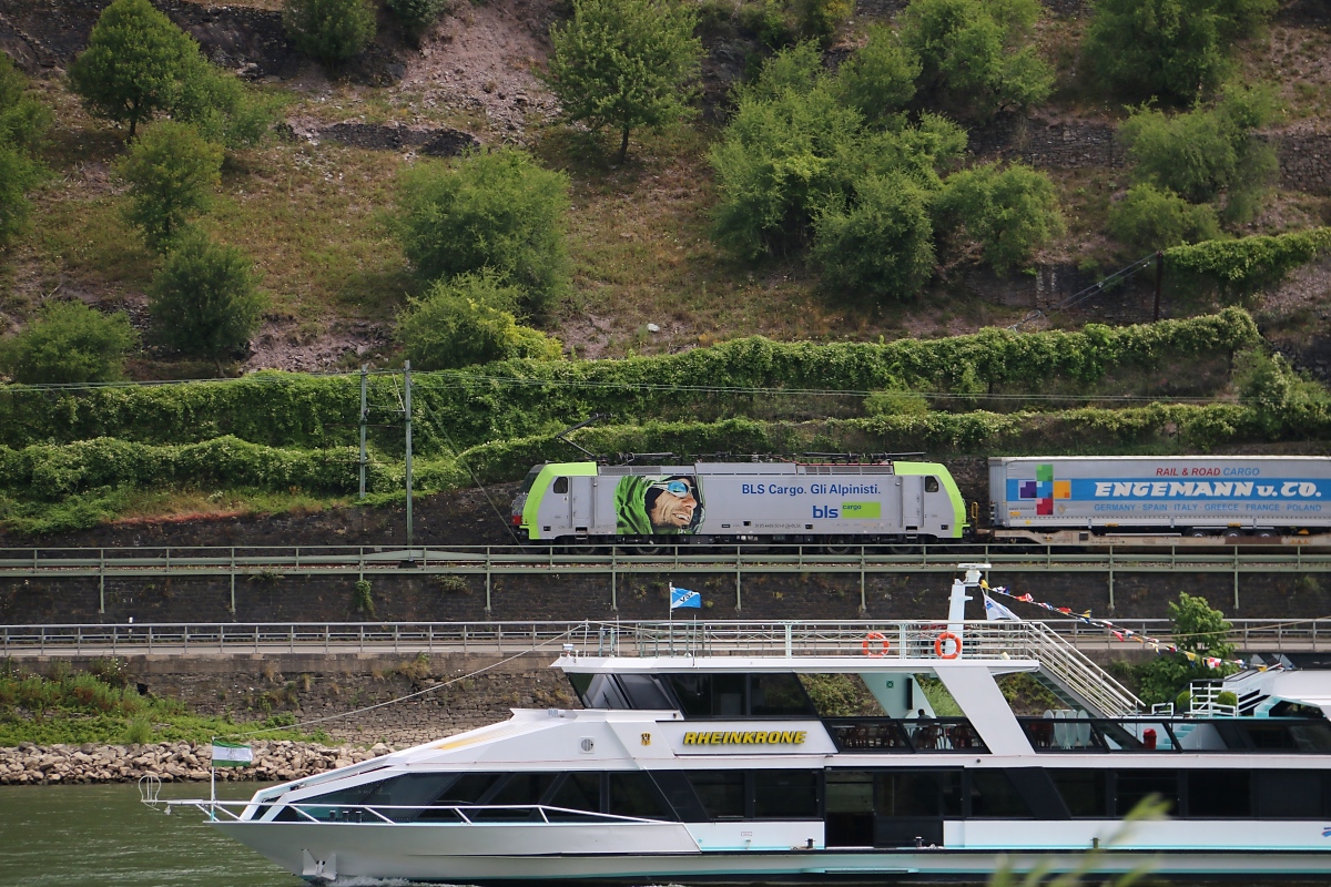 486 501-0 mit KLV-Zug in Fahrtrichtung Kobenz. Aufgenommen am 12.07.2015 von Trechtingshausen aus.