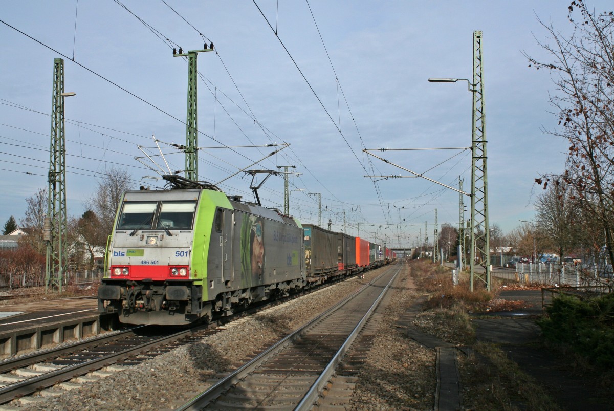486 501 mit dem 42013 von Wanne-Eickel nach Melzo am Mittag des 25.01.14 im Bahnhof Mllheim (Baden).