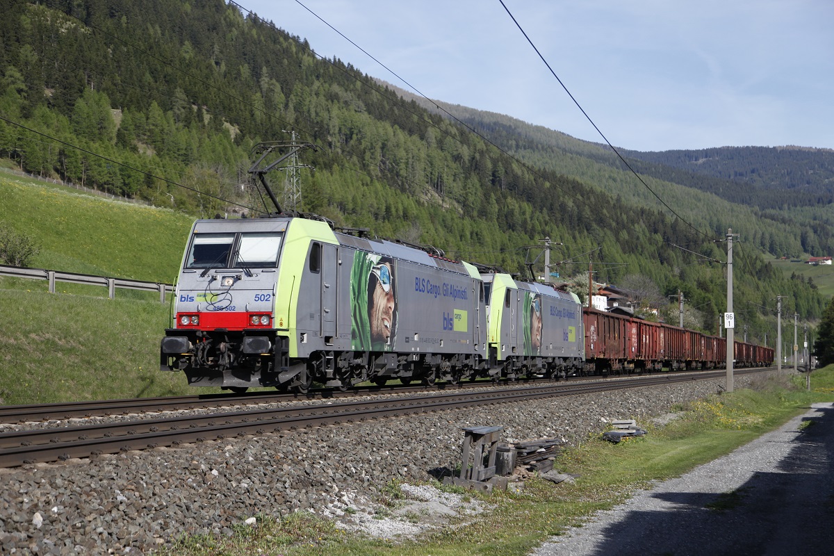 486 502 und 486 503 der BLS ziehen am 6.05.2014 einen Güterzug bei Stainach in Tirol Richtung Brenner.