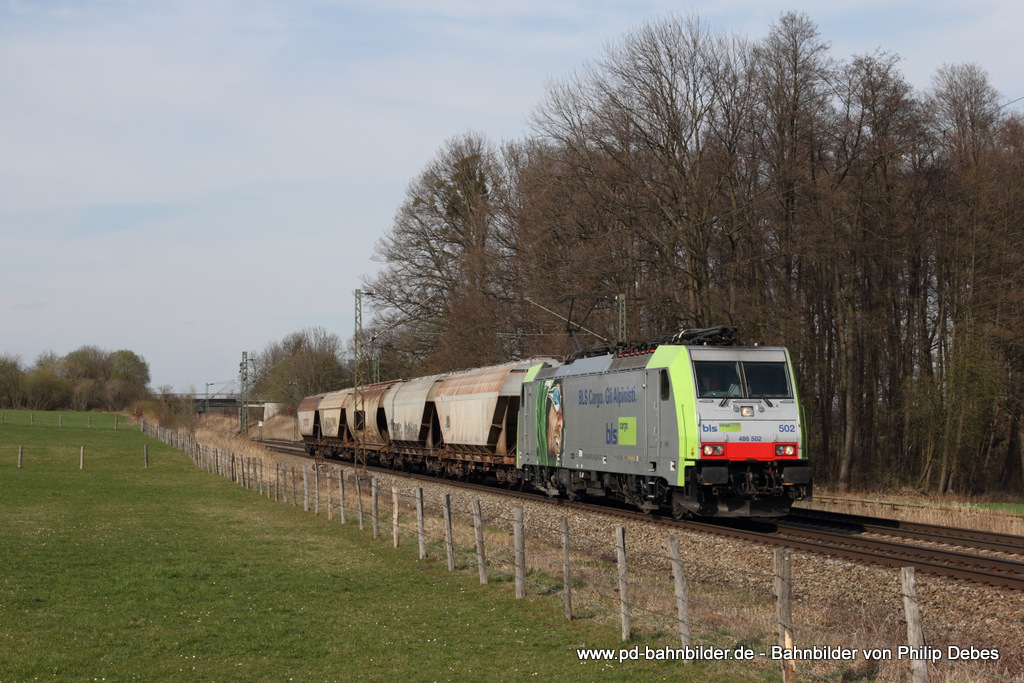 486 502-8 (BLS Cargo) mit einem Silozug in Großkarolinenfeld, 26. März 2014