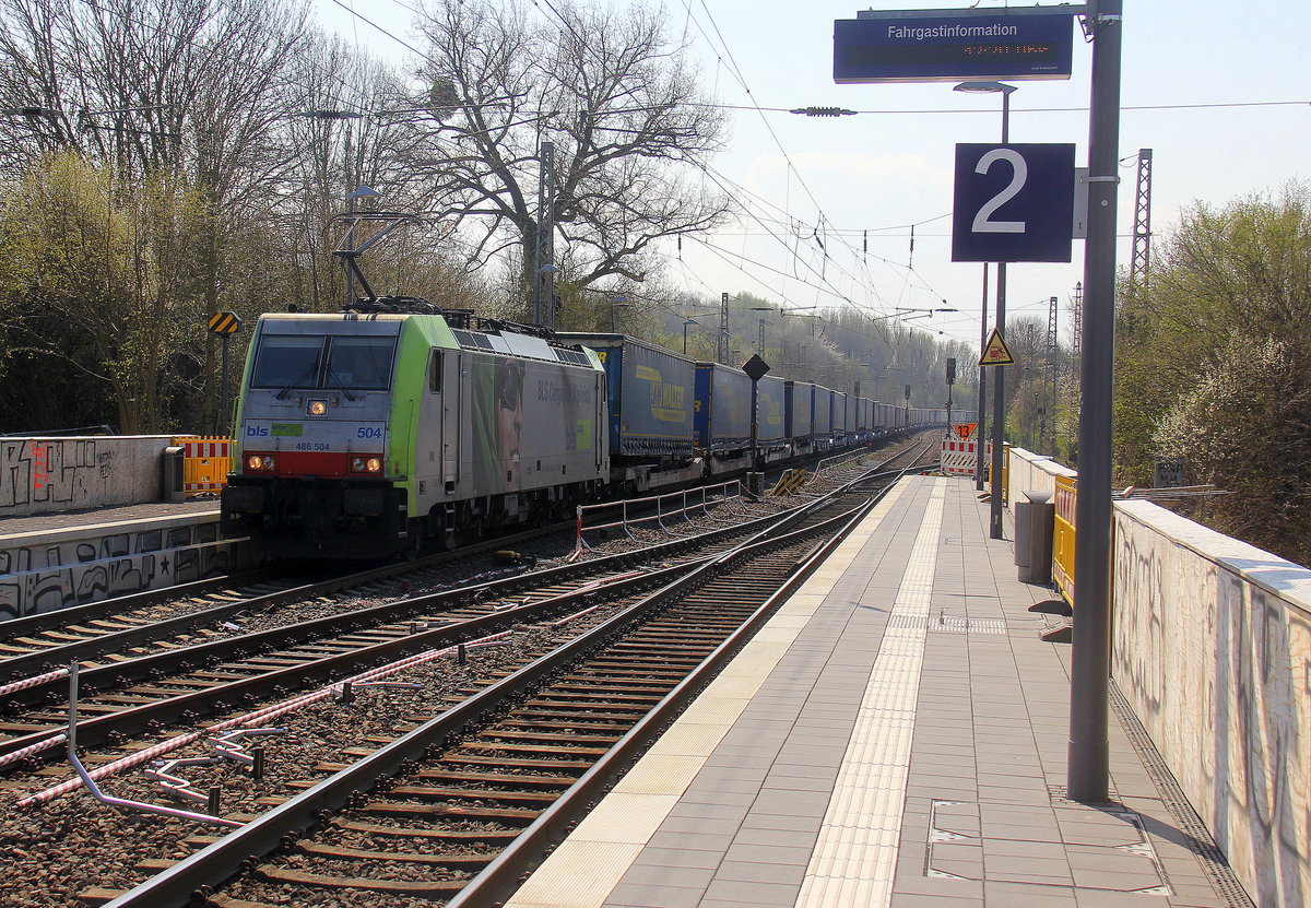 486 504 von BLS kommt als Umleiter aus Richtung Aachen-West,Laurensberg,Richterich mit einem LKW-Zug aus Zeebrugge(B) nach Novara(I) und fährt durch Kohlscheid und fährt in Richtung Herzogenrath,Mönchengladach. 
Aufgenommen von Bahnsteig 2 in Kohlscheid. 
Bei schönem Frühlingswetter am Nachmittag vom 7.4.2019.