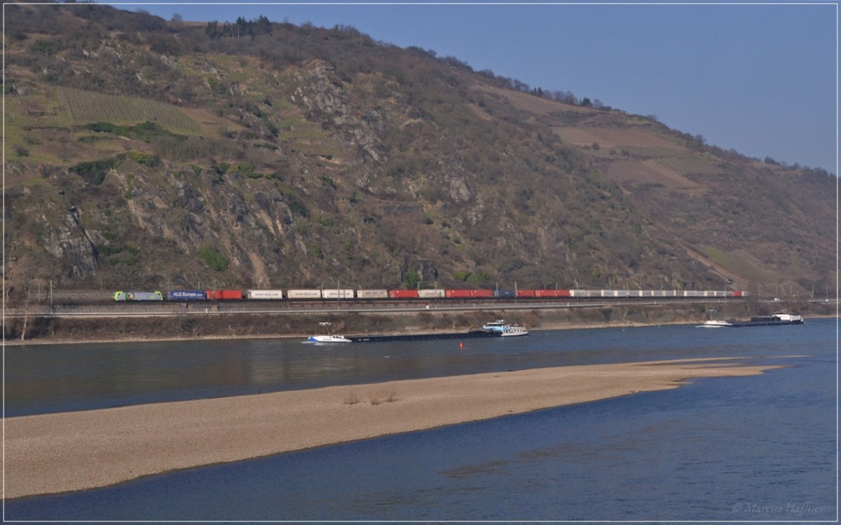 486 505-1 von BLS fährt am 31. Januar 2014 mit dem Ekol auf auf der linken Rheinstrecke.