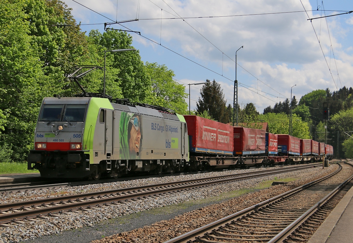 486 505 der BLS mit einem Winner-KLV-Zug in Fahrtrichtung München. Aufgenommen am 07.05.2015 in Aßling.
