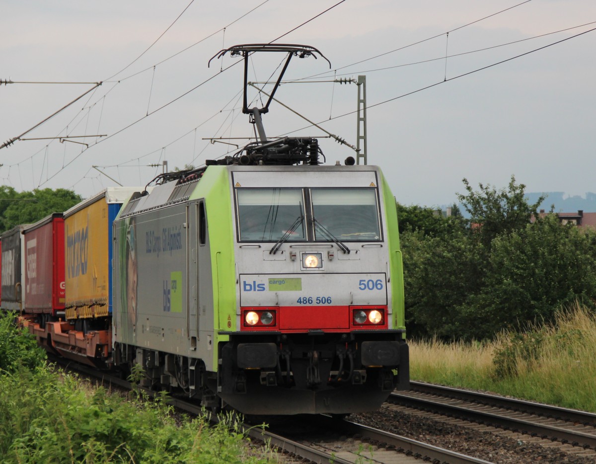 486 506 - 9 bei der Ausfahrt Richtung Süden aus Bad Krozingen. 16.06.2015