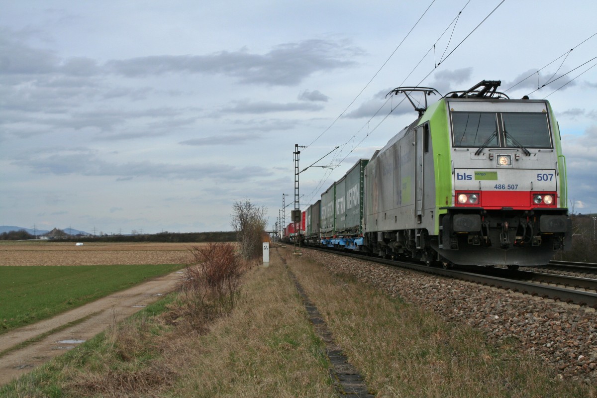 486 507 mit dem 42013 von Wanne-Eickel nach Melzo am Nachmittag des 27.02.14 sdlich von Hgelheim.