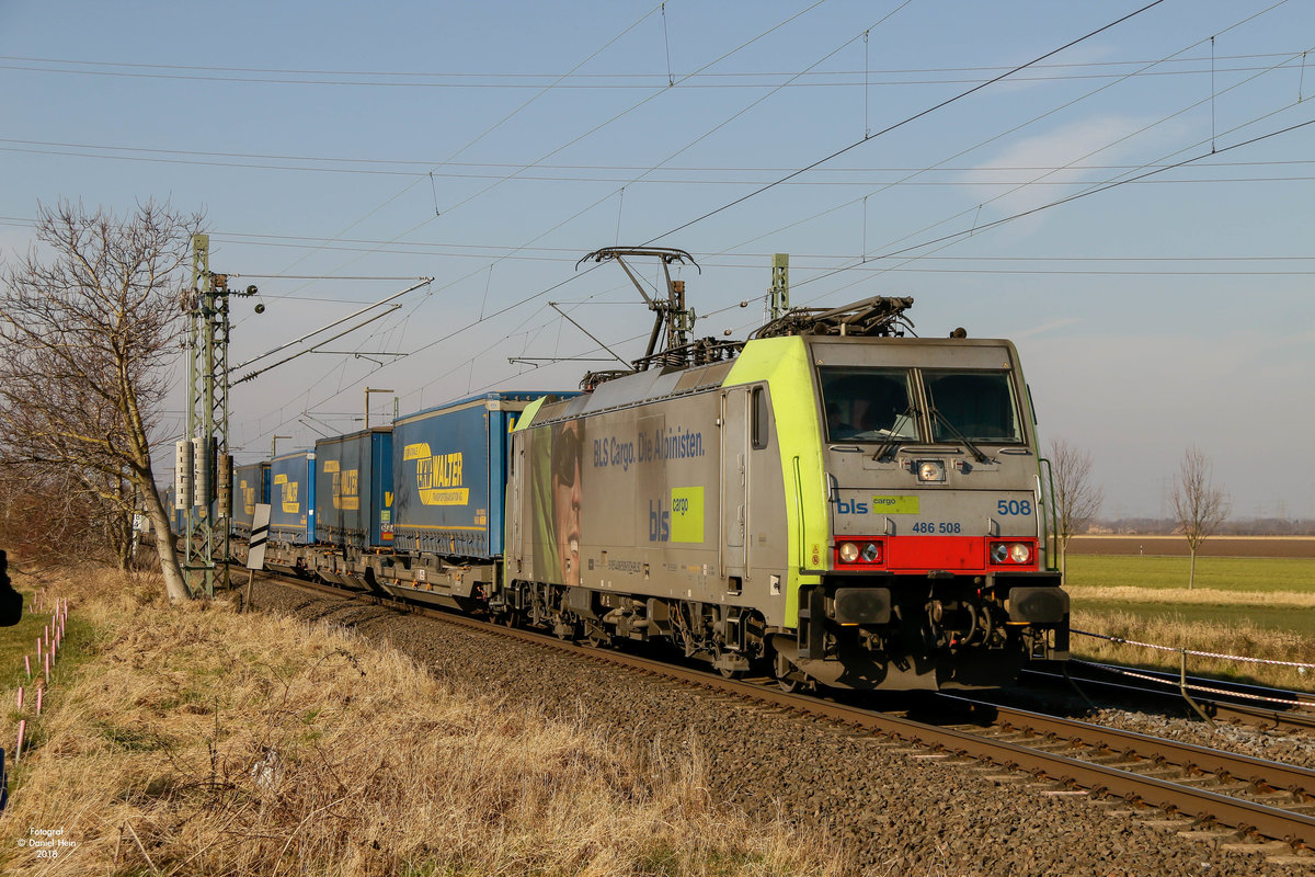 486 508 bls cargo mit Lkw Walter in Br�hl, Februar 2018.