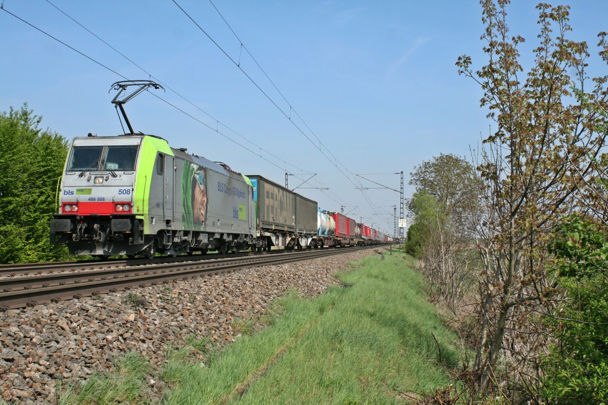 486 508 mit dem 42013 von Wanne-Eickel nach Melzo am Mittag des 12.04.14 nrdlich von Mllheim (Baden).