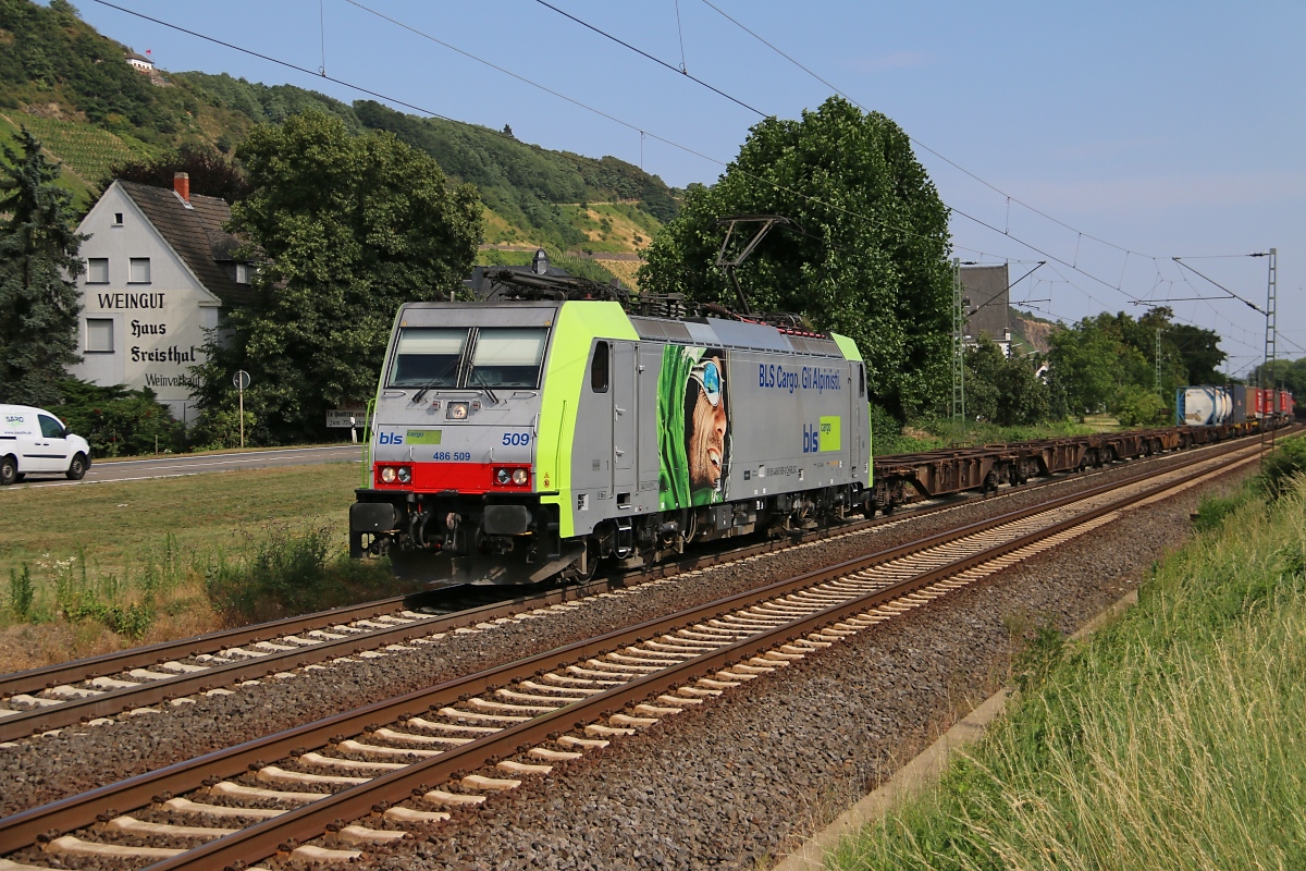 486 509 mit Containerzug in Fahrtrichtung Bonn. Aufgenommen in Leutesdorf am 17.07.2015.