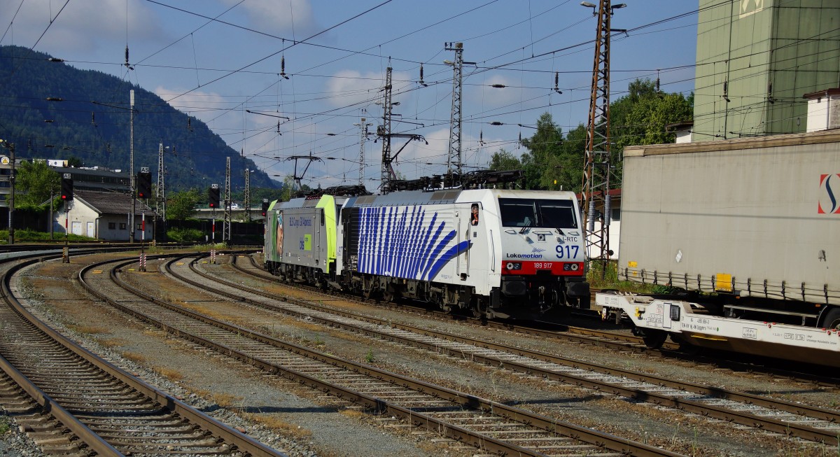 486 510-1 von BLS Cargo und 189 917-8 von Lokomotion setzen sich vor einen Aufliegerzug in Richtung Brenner am 26.06.14 in Kufstein.