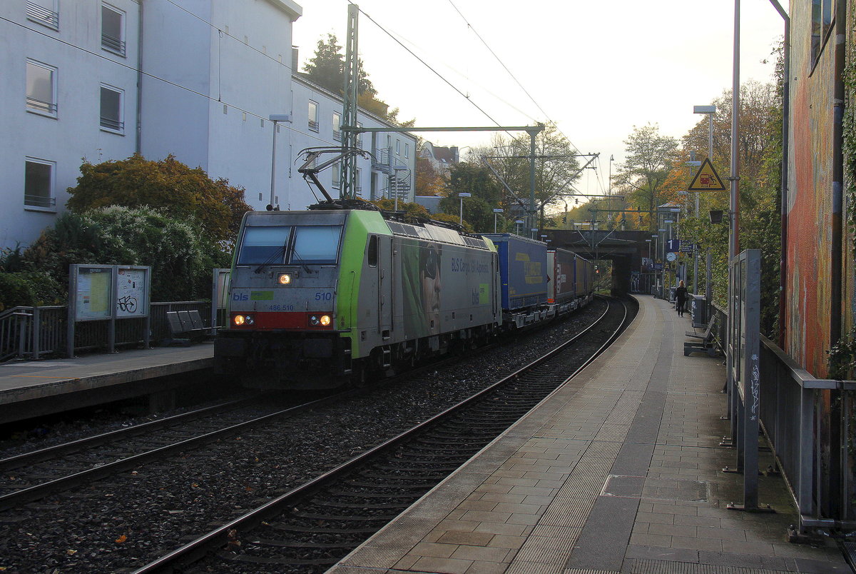 486 510 von BLS kommt aus Richtung Köln,Aachen-Hbf und fährt durch Aachen-Schanz mit einem LKW-Zug aus Novara(I) nachZeebrugge(B) und fährt in Richtung Aachen-West. Aufgenommen vom Bahnsteig von Aachen-Schanz. Am Morgen vom 9.11.2018.