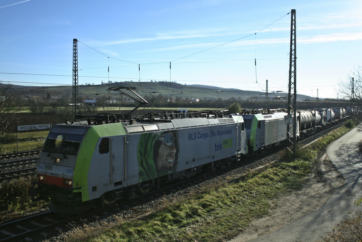 486 510 zusammen mit 486 501 und dem 42014 von Melzo nach Wanne-Eikel am Nachmittag des 07.12.13 beim Halt in M�llheim (Baden) auf Gleis 13.