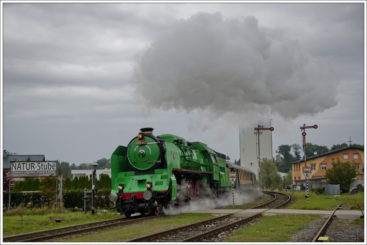 486.007 vom Depot Vrútky (SK) mit dem ÖGEG Fotozug SLP 17227 von Braunau am Inn nach Timelkam am 2.10.2016 bei der Einfahrt in Mauerkirchen aufgenommen.