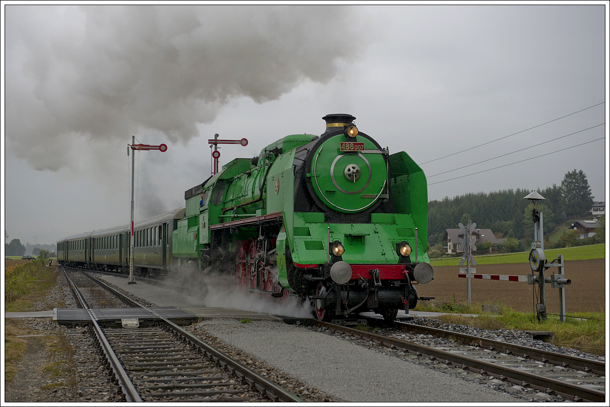486.007 vom Depot Vrútky (SK) mit dem ÖGEG Fotozug SLP 17227 von Braunau am Inn nach Timelkam am 2.10.2016 bei den Ausfahrsignalen Richtung Braunau in Munderfing aufgenommen.