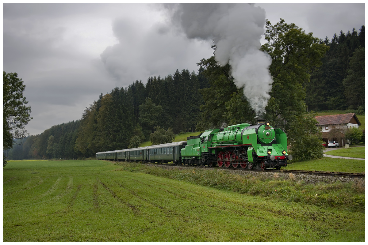 486.007 vom Depot Vrútky (SK) mit einem ÖGEG Fotozug auf der hauseigenen Strecke zwischen Timelkam und Ampflwang, aufgenommen bei Kilometer 3,5 am 2.10.2016.